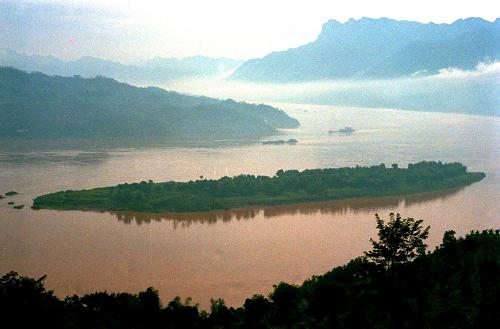 千秋三峽 世紀(jì)偉業(yè)——三峽工程見證新中國(guó)60年發(fā)展足跡 這是中堡島的原始地貌(資料照片)。三峽工程于1994年12月14日正式開工,工程采用分期導(dǎo)流方式,分三期進(jìn)行施工,以中堡島為分界點(diǎn)向兩側(cè)延伸,分別修建左岸和右岸大壩。 “截?cái)辔咨皆朴辏邖{出平湖”,隨著設(shè)計(jì)建設(shè)任務(wù)的如期完成,歷經(jīng)近17年的建設(shè),舉世矚目的三峽工程將一代偉人的豪邁設(shè)想變?yōu)楝F(xiàn)實(shí)。承載著共和國(guó)水利輝煌夢(mèng)想的三峽工程,鑄就了惠及千秋的民生水利。 三峽工程凝聚了幾代中央領(lǐng)導(dǎo)集體和全國(guó)人民的智慧與力量。1978年至1988年,三峽工程基本完成了建設(shè)的決策準(zhǔn)備;1988年至1998年,三峽工程正式開工并實(shí)現(xiàn)大江截流;1998年至2008年,三峽樞紐主體工程、輸變電工程和移民工作基本完成,三峽水庫(kù)實(shí)現(xiàn)了175米蓄水的最終目標(biāo)條件,使夢(mèng)想變?yōu)楝F(xiàn)實(shí)。 新華社發(fā)